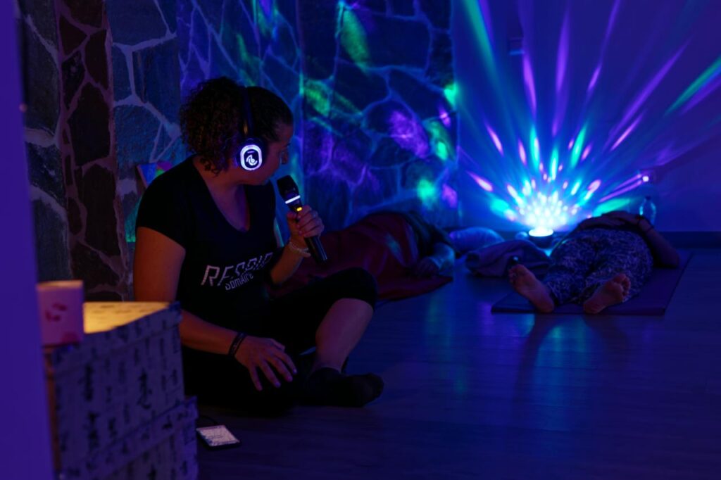Experiencia grupal SomAire® con proyecciones de luz y participantes tumbados