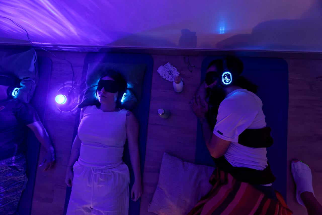 Participantes con auriculares durante una experiencia inmersiva SomAire®
