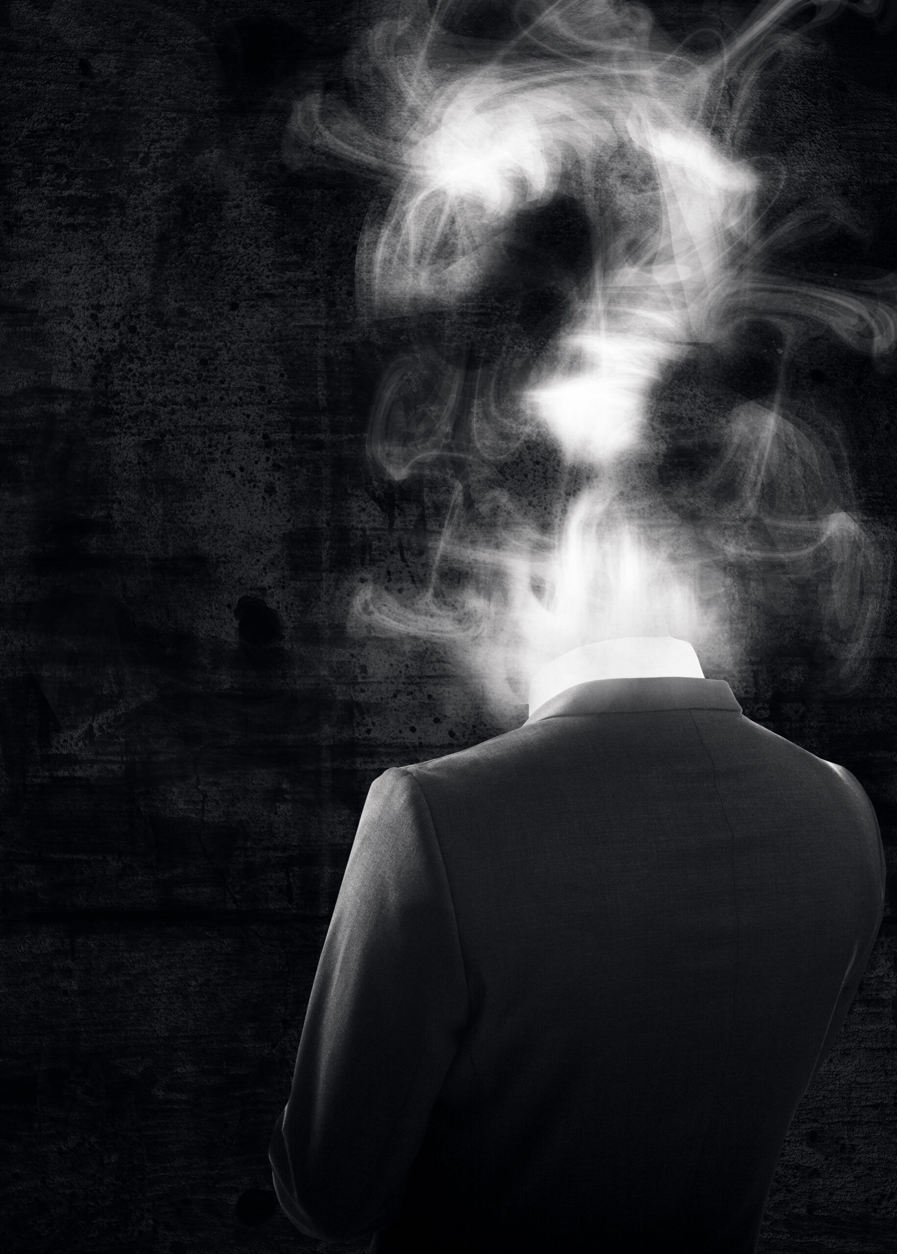 Persona de espaldas observando una forma de humo, representando la necesidad de replantear el bienestar corporativo en empresas