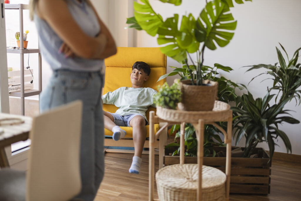 Niño acompañado en casa dentro de un proceso de bienestar familiar y regulación emocional