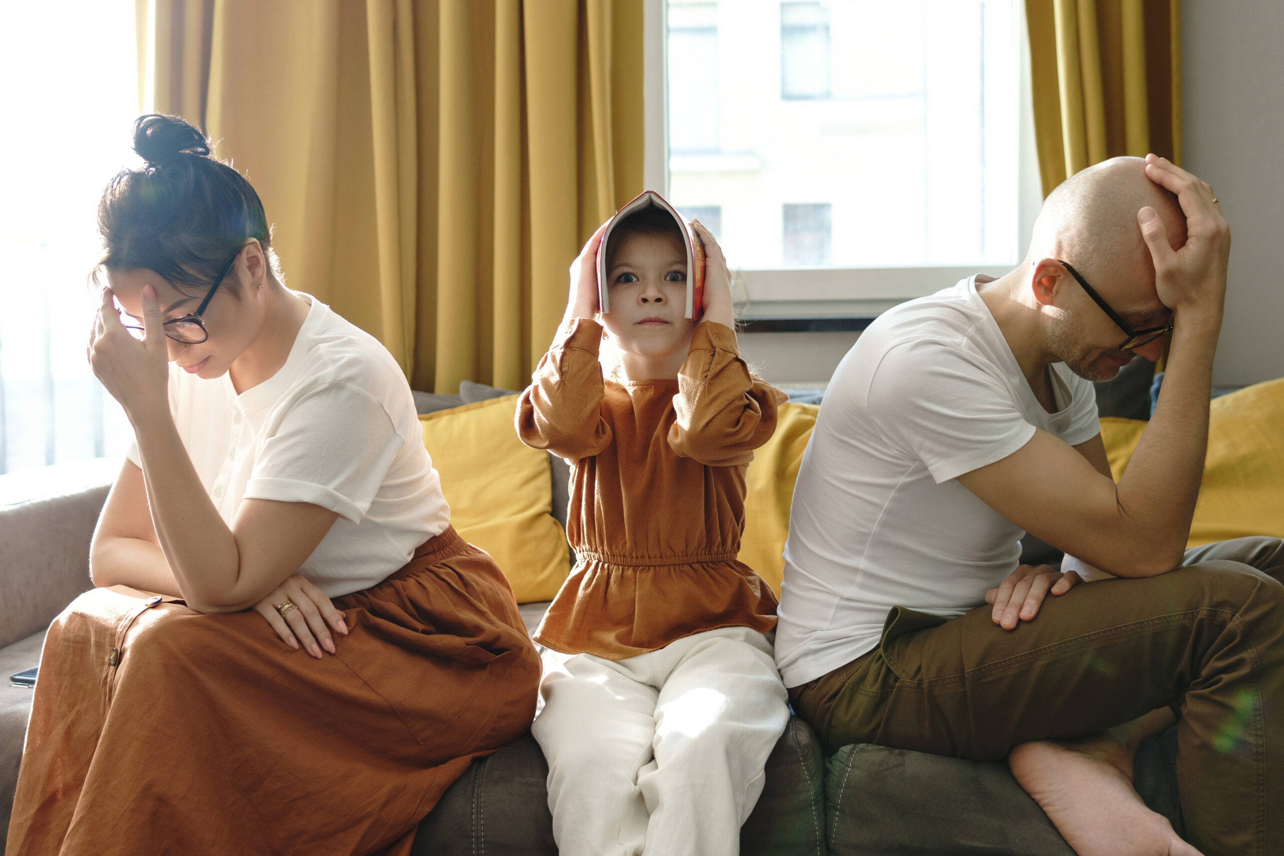 Familia en un momento de acompañamiento emocional y escucha consciente